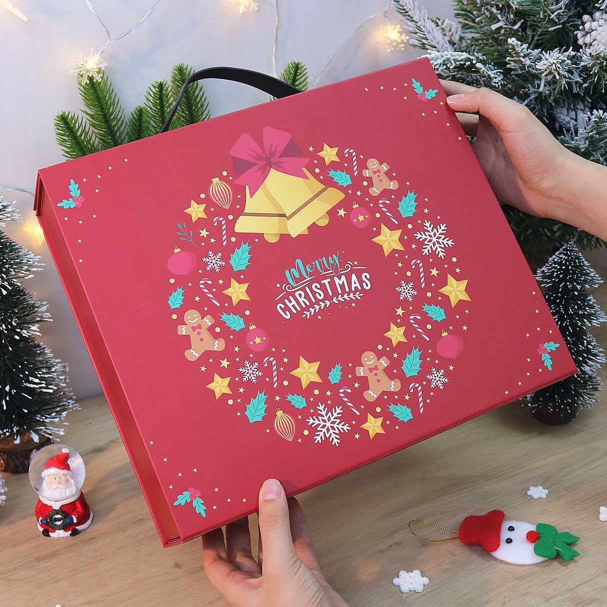 Calendrier de l'Avent Diamond Painting 2026 - coffret rouge tenu en main